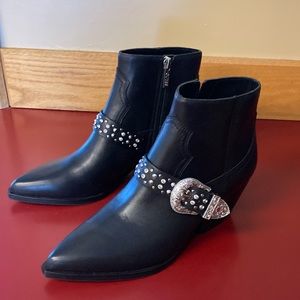 NEW w/TAG——GUESS Western Designed Boots